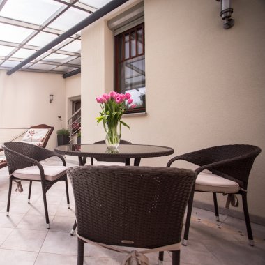 Balkonda hasır mobilya