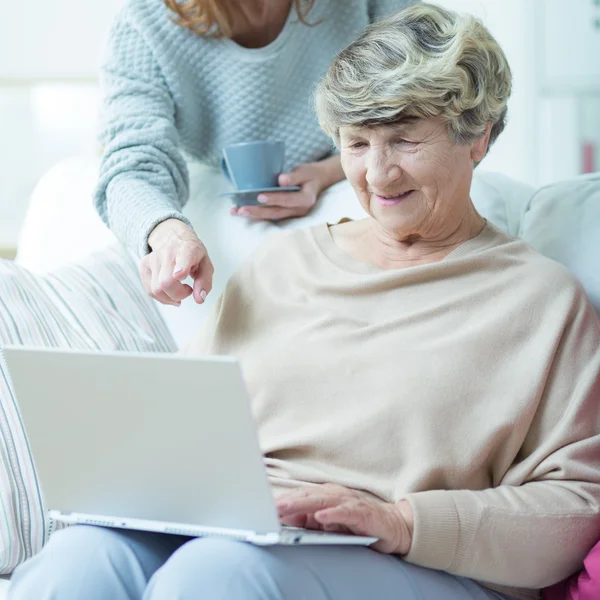 Donna anziana con computer portatile — Foto Stock