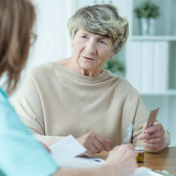 Ältere Frau mit Sozialarbeiterin — Stockfoto