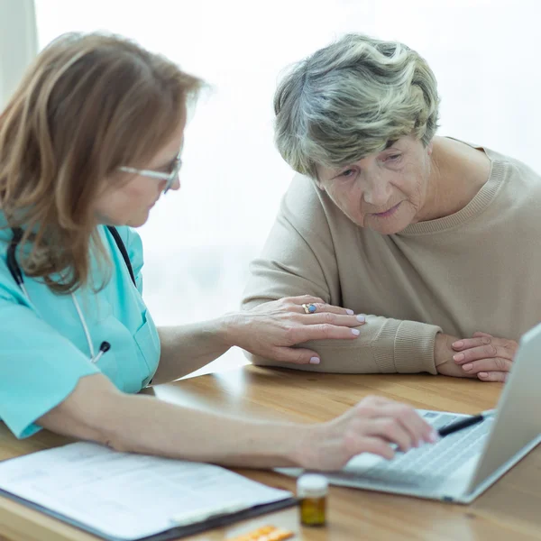 Médico y paciente — Foto de Stock