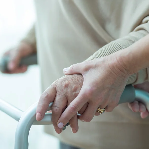 Close-up van vrouw met behulp van walker — Stockfoto