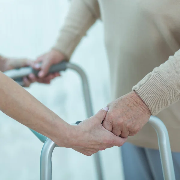 Verpleegkundige helpen uitgeschakeld oudere dame — Stockfoto