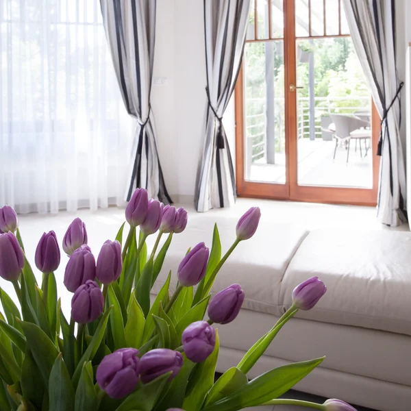 Tulips bouquet in living room — Stock Photo, Image