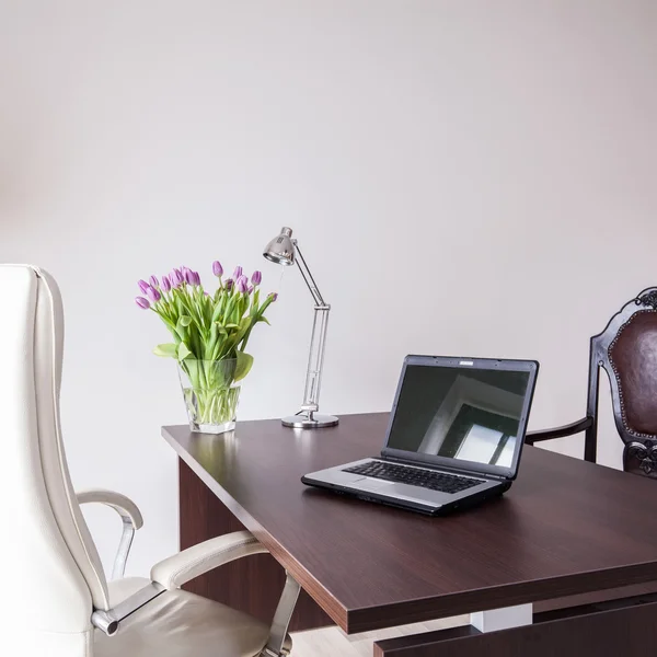 Modernes und elegantes Büro — Stockfoto