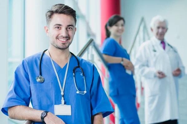 Erfolgreiche junge Praktikantin auf seiner Krankenhausstation — Stockfoto