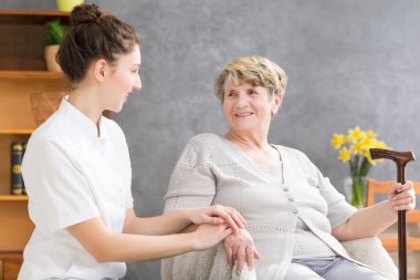 Hemşire desteği ile rahat hissediyor