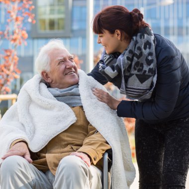 Yaşlı adam ve kızı