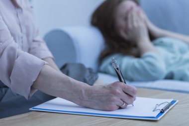 Psikiyatrist notlar konuşuyor