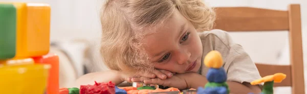 Aburrimiento abrumador en un mundo de niños —  Fotos de Stock