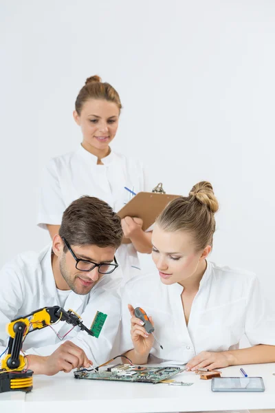 Observing her colleagues work — Stock Photo, Image