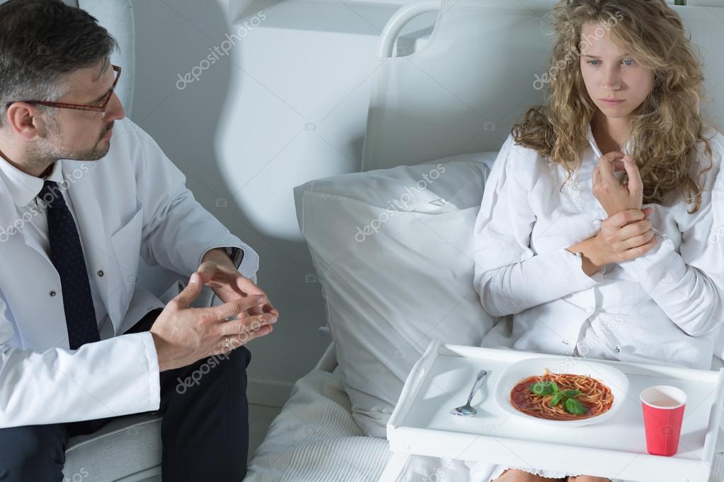 Девушка голодает. Причины возникновения нарушения пищевого поведения. Расстройство пищевого поведения. Психотерапия рпп. Компульсивное переедание.