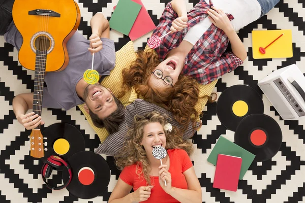 Relájate y diviértete con amigos — Foto de Stock