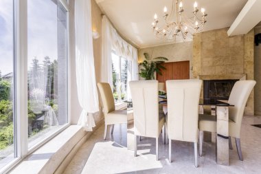 Bir görünümü ile yemek odası