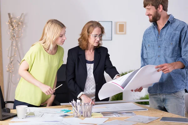 Looking at plans — Stock Photo, Image