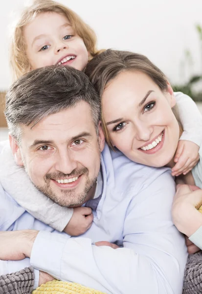 Ella ama a su mamá y a su papá —  Fotos de Stock