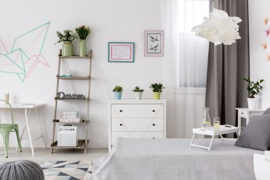 DIY dekorasyon fikri ile yeni daire