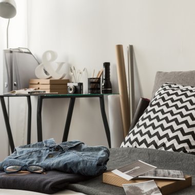 Desenli yastıkları yatakta