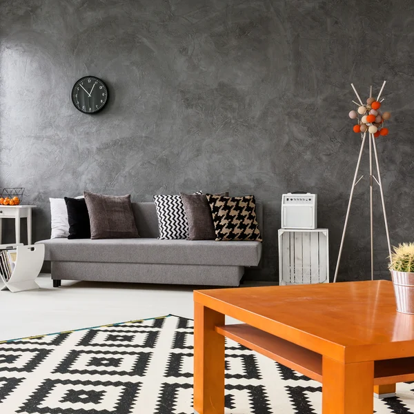 Grå vardagsrum med trendiga hem dekorationer — Stockfoto