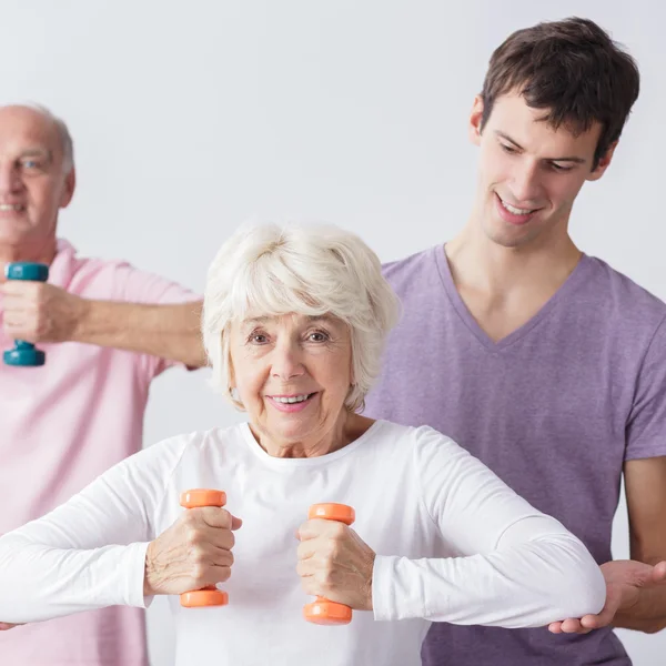 Fisioterapeuta e idosos — Fotografia de Stock