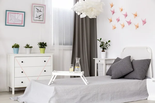 Slaapkamer met een vleugje creativiteit — Stockfoto