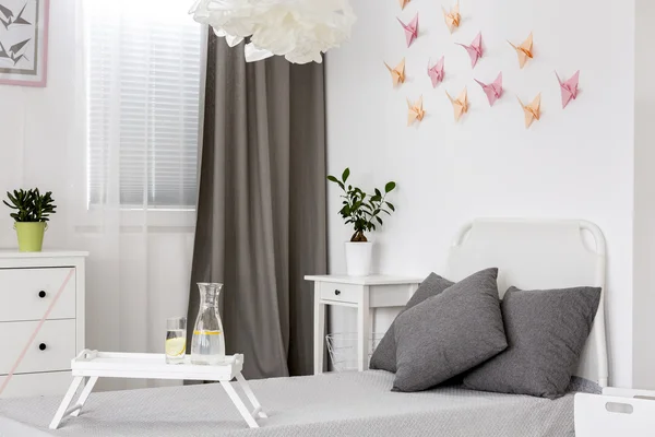 Dormitorio en idea blanca y gris — Foto de Stock