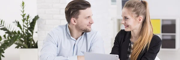 Plezier van het hebben van dergelijke een partner in het werk — Stockfoto