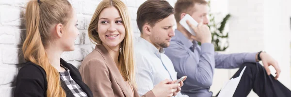 Entspannte Atmosphäre bei der Arbeit — Stockfoto