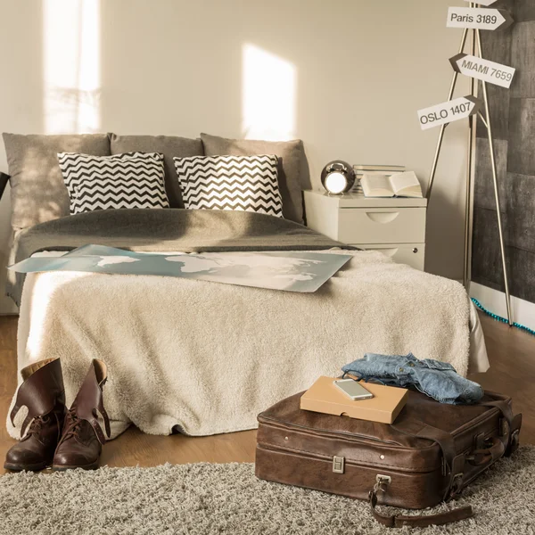 Мандрівник спальня з декоративним вивіскою — стокове фото