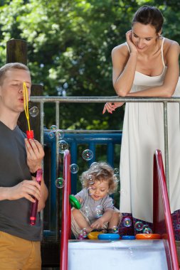 sabun köpüğü ile eğleniyor