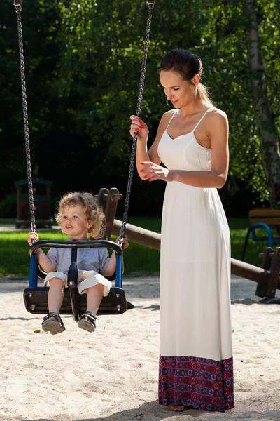 Mãe e bebê no parque infantil — Fotografia de Stock