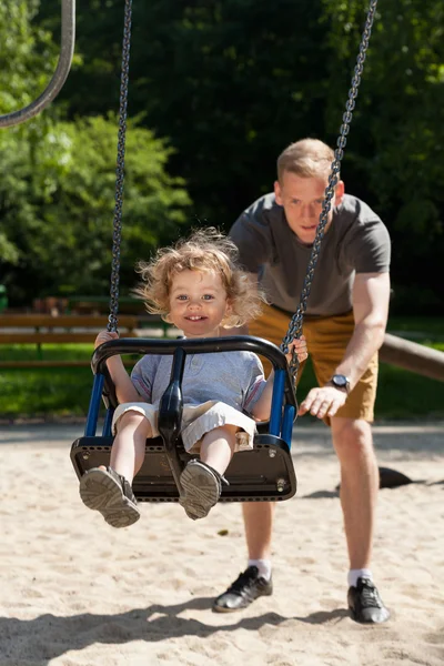 Papà con bambino nel parco giochi — Foto Stock