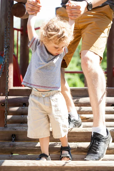 Papa hilft Kind — Stockfoto