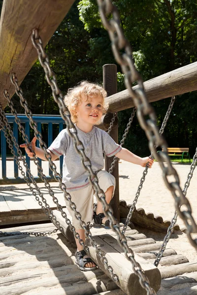 Rapaz a divertir-se no parque infantil — Fotografia de Stock