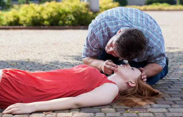 Homme vérifiant si la femme est consciente — Photo