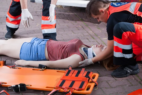 Servicio de emergencia tomando mujer — Foto de Stock
