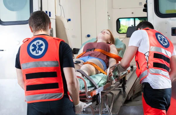 Mulher em ambulância — Fotografia de Stock