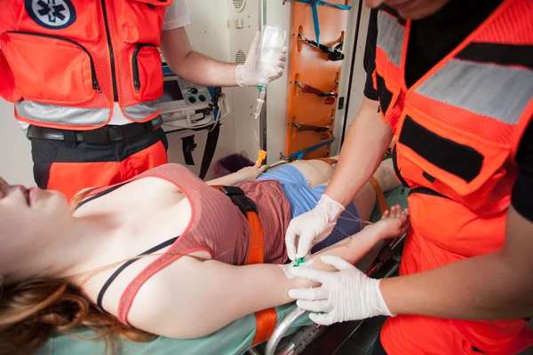 Paramédicos haciendo su trabajo en ambulancia — Foto de Stock