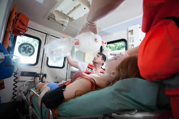 Mulher ferida precisa de oxigênio em ambulância — Fotografia de Stock