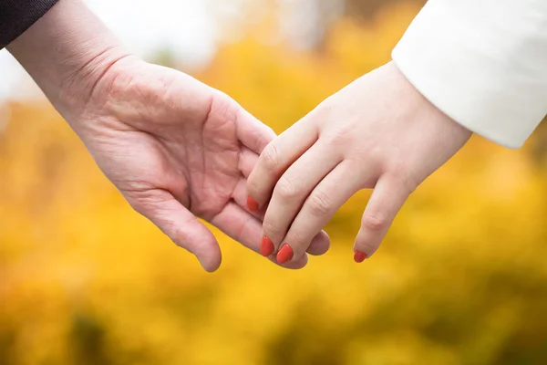 Paar hand in hand — Stockfoto