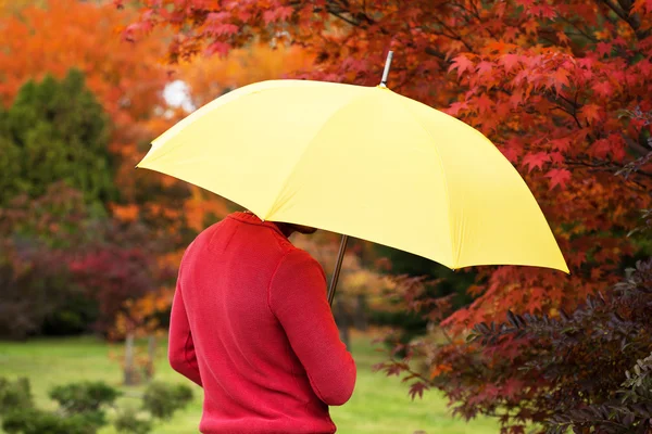 Homme avec parapluie — Photo