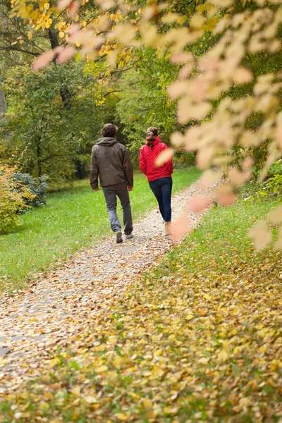 Mensen tijdens herfstwandeling — Stockfoto