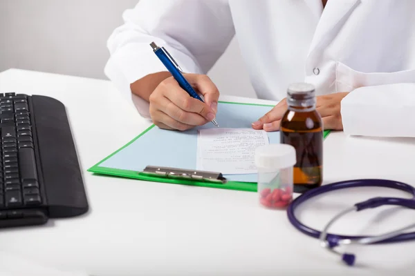 Mani del medico consegna prescrizione — Foto Stock