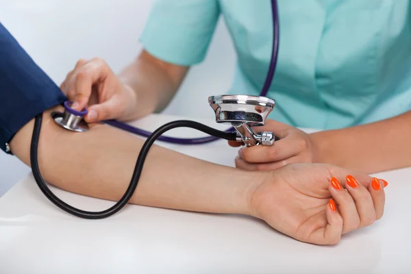 Medição de pressão no consultório médico — Fotografia de Stock