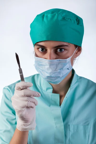 Хирург со скальпелем — стоковое фото