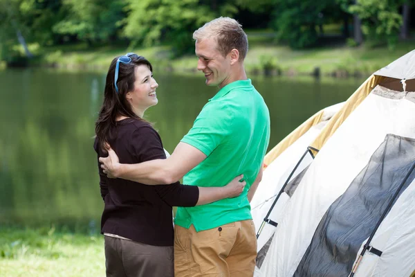 Pareja feliz en camping — Foto de Stock