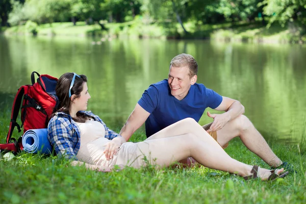 Casal descansando durante a viagem — Fotografia de Stock