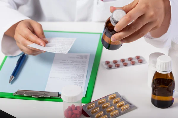 Pharmacist working in pharmacy — Stock Photo, Image