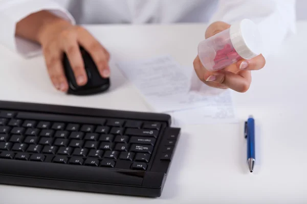 Farmacista durante il lavoro — Foto Stock