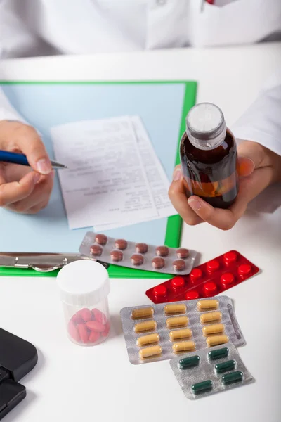 Farmacêutico que trabalha com medicamentos — Fotografia de Stock