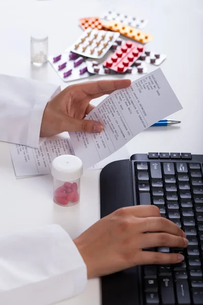 Pharmacist realizing prescription — Stock Photo, Image